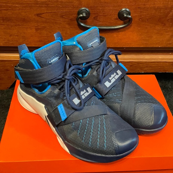 Lebron James basketball shoes - Picture 1 of 5